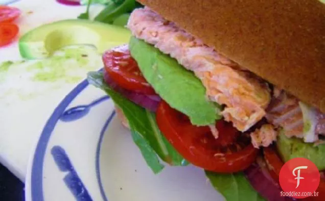 Hambúrguer de salmão defumado (tomate, cebola roxa e abacate)
