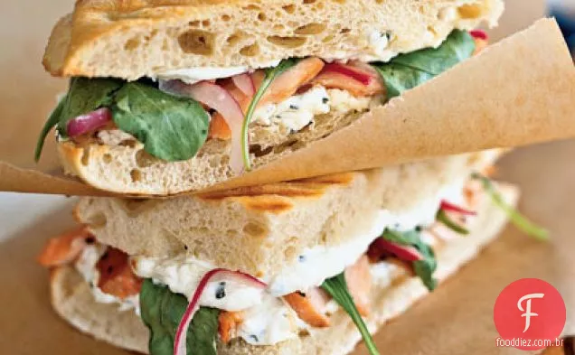 Panini de salmão defumado grelhado com fitas de cebola vermelha