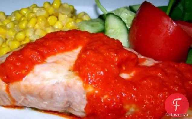 Salmão grelhado com molho de pimenta vermelha doce