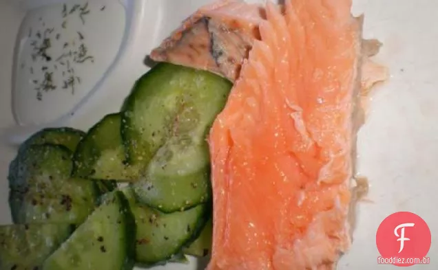 Salmão Com Salada De Pepino
