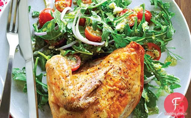 Frango assado com salada de tomate rúcula
