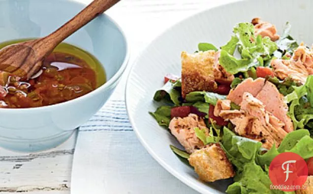 Salada de salmão grelhado com molho de Salsa