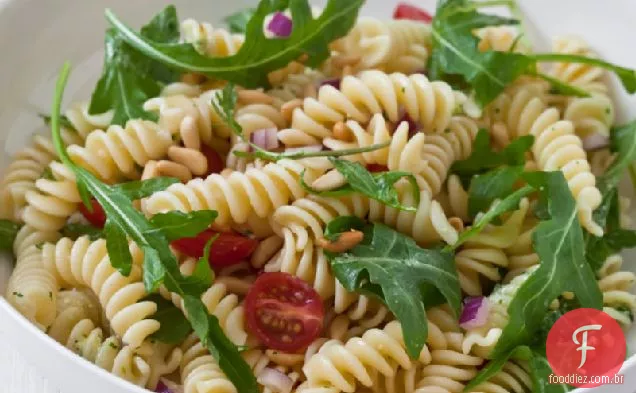 Salada de macarrão com tomate, rúcula, pinhões e molho de ervas