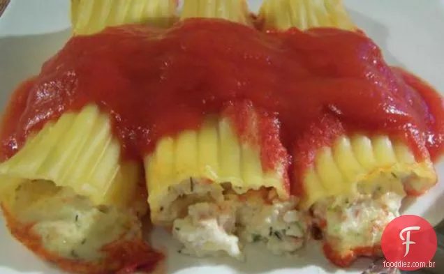 Cascas de Manicotti cheias de queijo e pedaços de salmão defumado