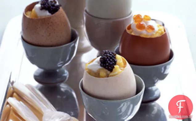 Ovos mexidos com creme Fraiche e Caviar em copos de casca de ovo