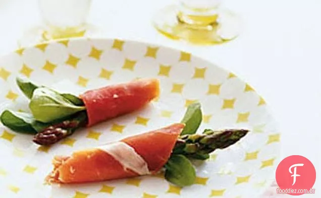 Espargos Prosciutto pacotes com rúcula