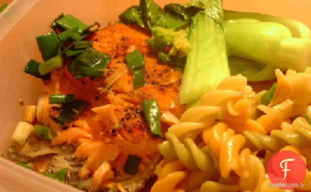 Salada De Macarrão Com Torção De Salmão