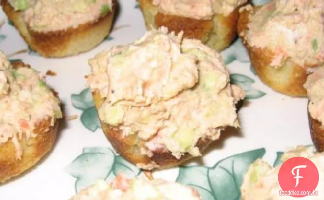 Queijo de cabra, abacate e xícaras de salmão defumado