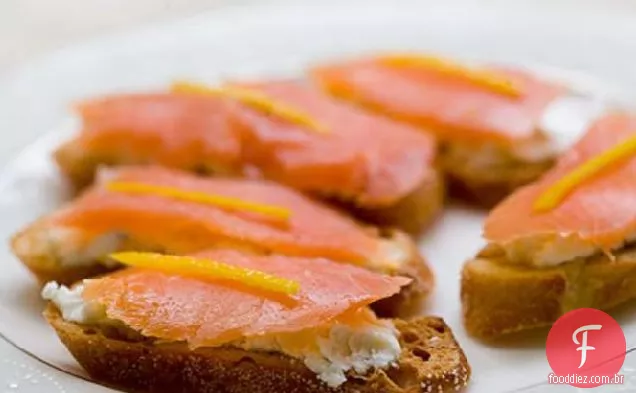 Salmão defumado e torradas de queijo de cabra