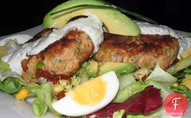 Hambúrgueres/rissóis de salmão com molho de ervas