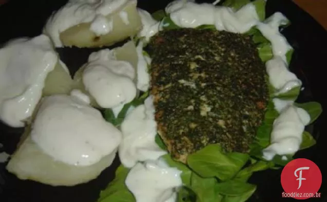 Salmão salpicado com rúcula (rúcula) e batatas vestidas com iogurte