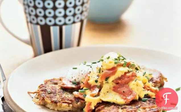 Salmão defumado cremoso-Ovos Mexidos sobre panquecas de batata Asiago
