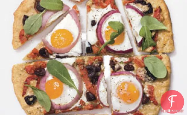 Pizza Com Ovos, Pimentos Vermelhos Assados, Azeitonas E Rúcula