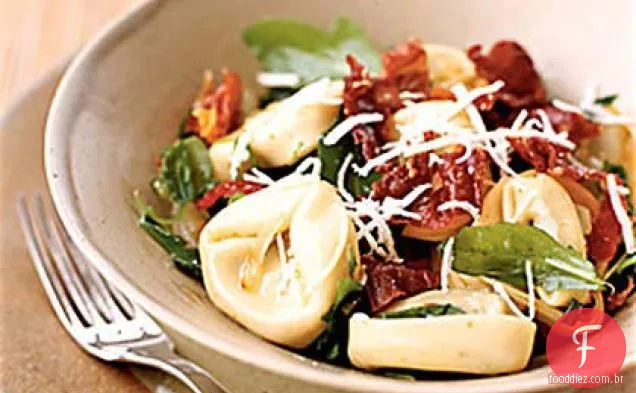Tortellini de cogumelos com rúcula e Prosciutto crocante
