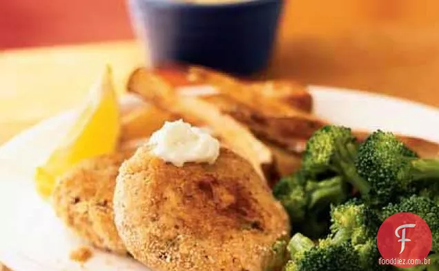 Bolos de salmão Cajun com Aioli de limão e alho