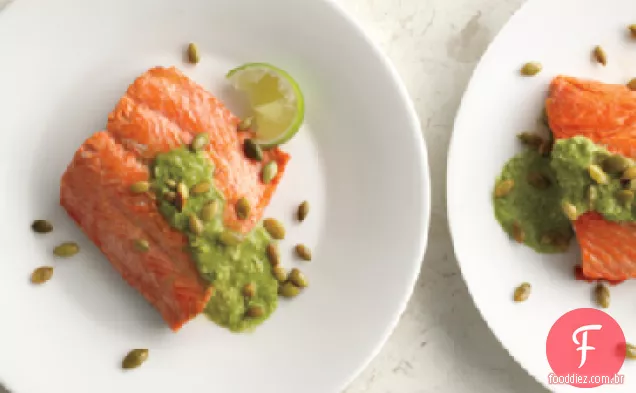 Salmão Assado com semente de abóbora-pesto de coentro