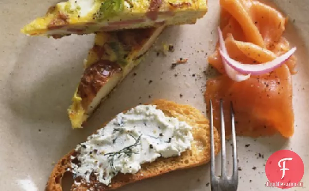 Salmão defumado com queijo de cabra Herbed e torradas
