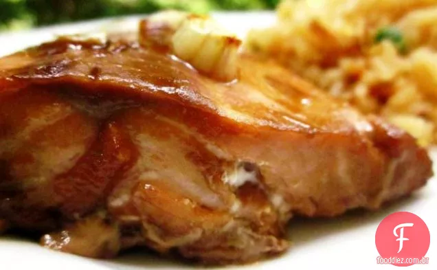 Salada de salmão com infusão de baga esmagada sobre cuscuz assado com alho