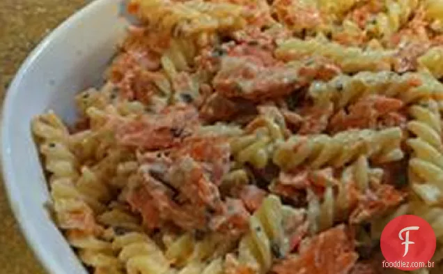Massa de queijo Alfredo com salmão