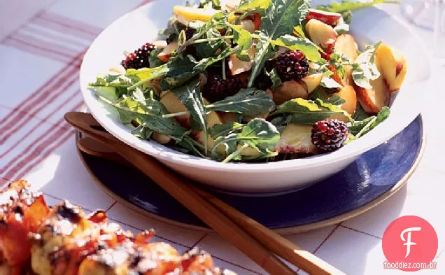 Salada de frutas de verão com rúcula e amêndoas