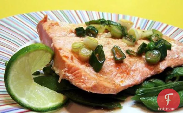Salmão Cozido No Vapor Com Ervilhas