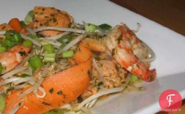 Camarão e salmão frite com capim-limão e hortelã