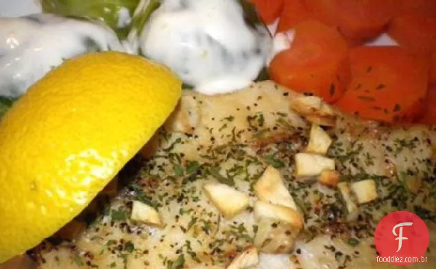 Bife de salmão ou atum com alho e salsa