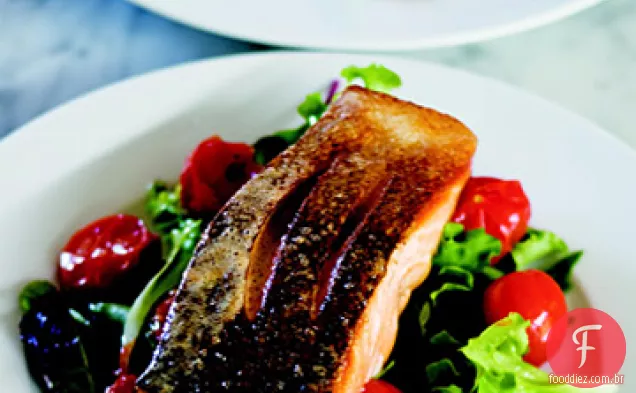 Salada de salmão crocante com tomate cereja assado