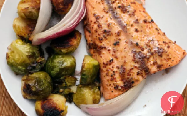 Salmão de bordo e mostarda com couve de Bruxelas assada