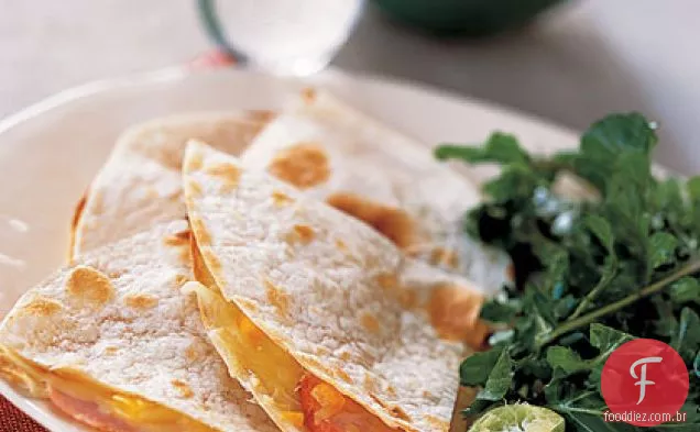 Quesadillas canadenses de Bacon e queijo com salada de rúcula
