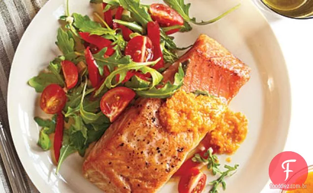 Salada crocante de salmão e rúcula com vinagrete de cenoura e gengibre