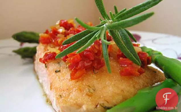 Filetes De Salmão Herbado Com Cobertura De Tomate Seca Ao Sol