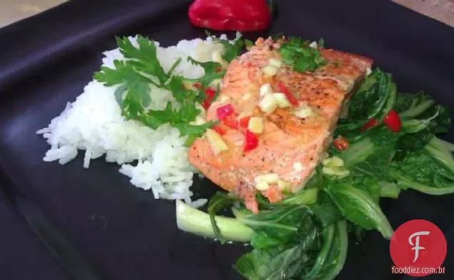 Salmão com bok Choy, molho Asiático e ovas de salmão