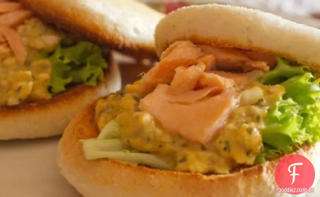 Muffin inglês coberto com ovo de estragão e salmão defumado