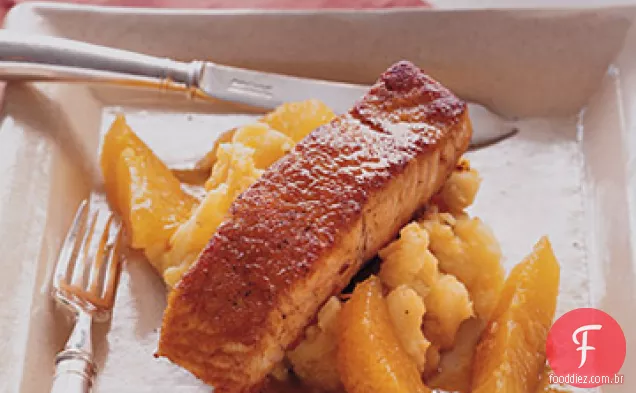 Salmão com crosta de laranja com purê de pastinaga