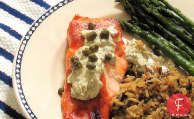 Salmão com aspargos assados e molho de limão