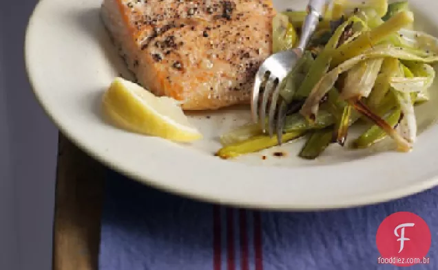 Salmão com alho-poró