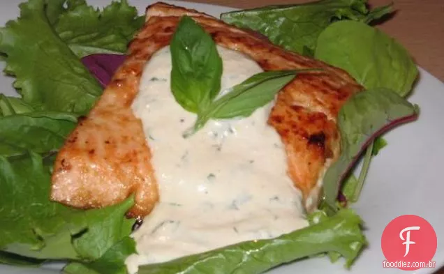 Salmão Grelhado Com Molho De Rábano