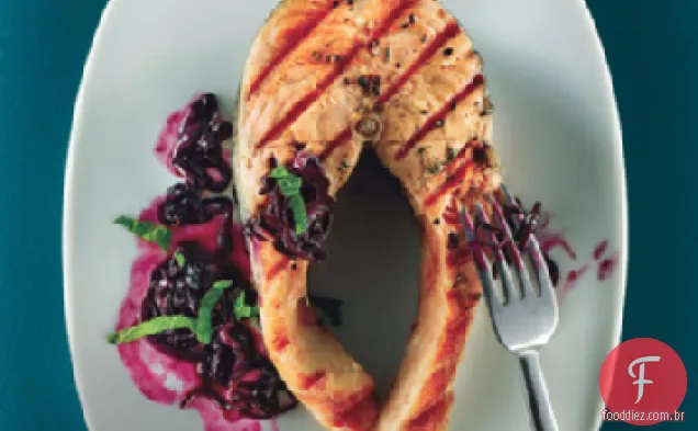 Salmão grelhado com molho rápido de mirtilo
