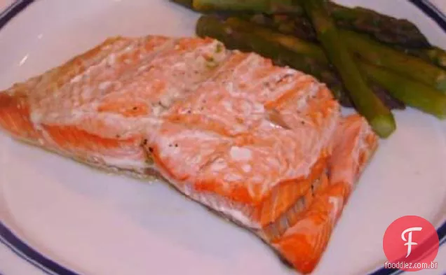 Salmão e aspargos em papel alumínio