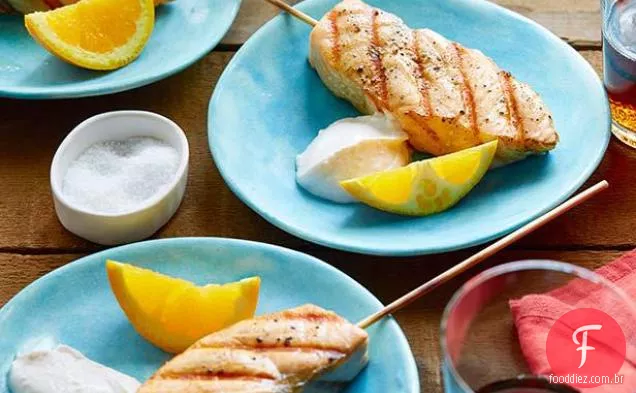 Kebabs de salmão temperados com molho de iogurte