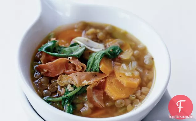 Sopa de lentilha com presunto Serrano e rúcula