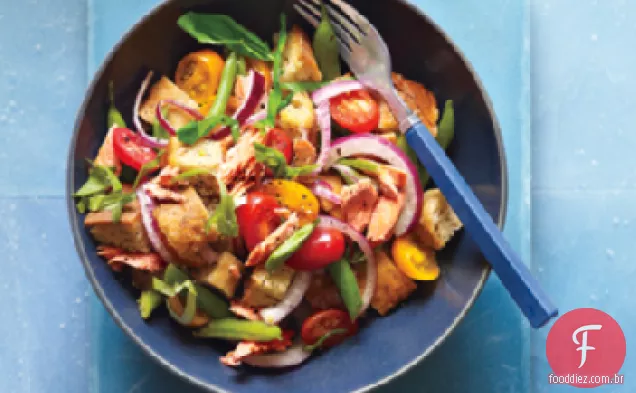 Panzanella de salmão com feijão verde