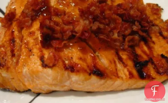 Salmão envidraçado Bourbon com amendoim e Bacon