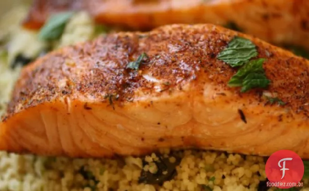 Salmão enegrecido com cuscuz de coco crocante