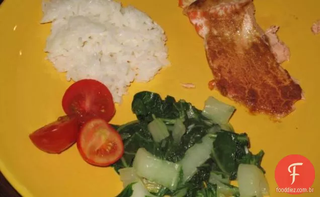 Sushi de salmão e algas marinhas