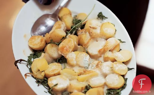 Salada de batata nova quente com Taleggio e rúcula
