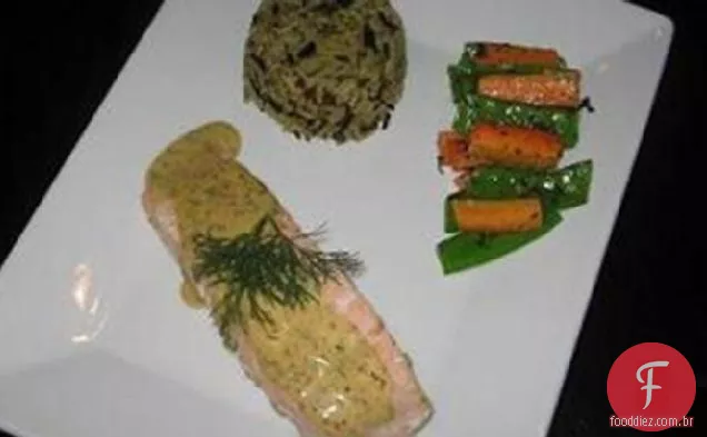 Salmão escalfado com molho de mostarda e endro