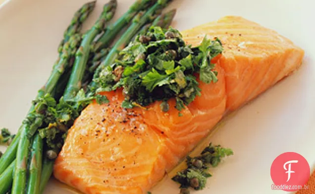 Salmão assado lento com sabor de alcaparras e ervas