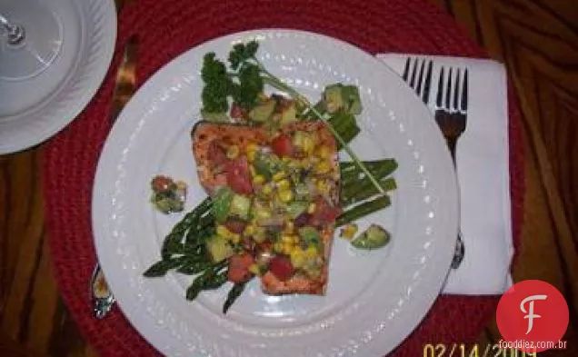 Salmão grelhado com sabor de milho, tomate e abacate